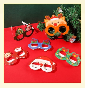 Vue à plat de lunettes de Noël en papier avec motifs de Père Noël, renne et sapin