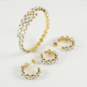 Makroaufnahme von 18k Goldschmuckset mit quadratisch geschliffenen Zirkonia-Kristallen