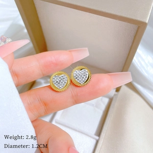 Macro shot of 1.2CM gold heart earrings with white crystals weighing 2.8g in a gift box