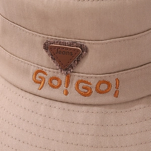 Beigefarbener Sonnenhut für Kleinkinder mit Go! GO! Stickerei und Lederaufnäher