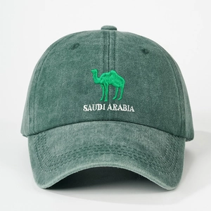 Dunkelgrüne Baseballkappe aus Baumwolle mit Saudi-Arabien Kamel-Stickerei