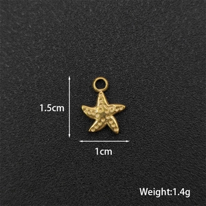Detail view of a 1.5cm golden starfish pendant with dimensions and weight 1.4g