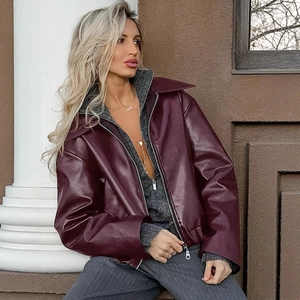 Veste de motard en similicuir bordeaux pour femmes avec coupe ample et revers