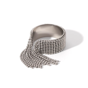 Dettaglio del bracciale in acciaio lucido argento con frange di catenelle di perline