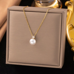 Élégant collier en or 18 carats avec perle d'eau douce et pendentif en zircon sur boîte