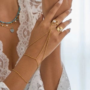 Bracelet main élégant en maille dorée avec bague coeur et accents de zircon étincelants