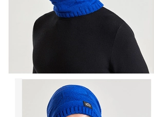 Détail de l'ensemble bonnet et cache-col en tricot bleu avec texture géométrique et doublure
