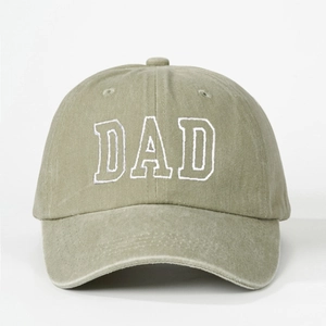Casquette en coton lavé vert sauge avec broderie DAD sur un fond blanc neutre