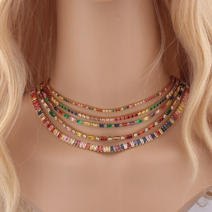 Gros plan de colliers tennis en zircon multicolore dorés et argentés sur mannequin
