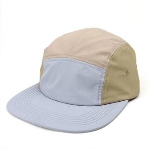 Détail de la casquette camp à 5 panneaux montrant le colorblock et les œillets en métal