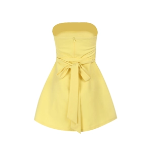 Vue détaillée du grand nœud papillon jaune au dos d'une robe bustier courte et chic