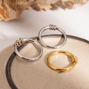 Minimalist stainless steel ring with three small movable circles in gold and silver