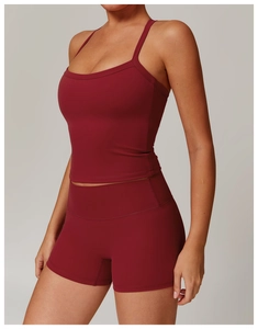 Vue détaillée de l'ensemble de yoga bordeaux avec haut court et short à taille haute