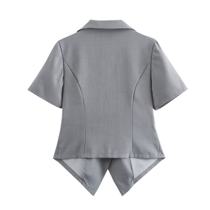 Détail du dos d'un blazer gris à manches courtes avec un ourlet en queue de pie en V