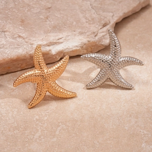 Macro detail of gold and silver starfish rings with realistic textured metal surfaces