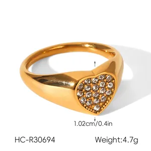 Détail d'une bague coeur dorée avec zircons, hauteur de 1,02 cm et poids de 4,7 g