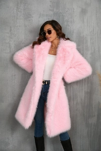 Dettaglio della texture in pelliccia sintetica rosa e dell'elegante collo a revers