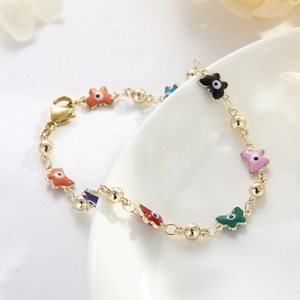 Detail bunter Schmetterlingsanhänger mit Evil Eye Motiven auf Goldperlenarmband