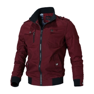 Blouson aviateur pour homme rouge vin style militaire avec poches et bords-côtes sur fond blanc