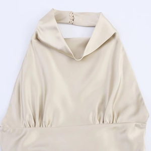 Détails du haut en satin champagne avec col bénitier et fermeture boutonnée dans le dos