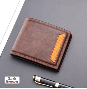 Detailansicht einer dunkelbraunen Bifold-Brieftasche aus Leder mit orangefarbenem Akzent