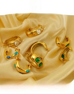 Boucles d'oreilles créoles en titane poli avec pierres colorées sur soie dorée