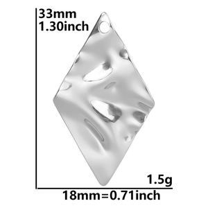Vue détaillée d'un pendentif en métal argenté martelé, forme de losange, taille 33mm x 18mm