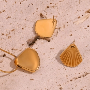 Dettaglio della collana e degli orecchini a conchiglia placcati in oro 18 carati