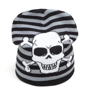 Détail de la maille serrée et du motif tête de mort sur ce bonnet rayé gris