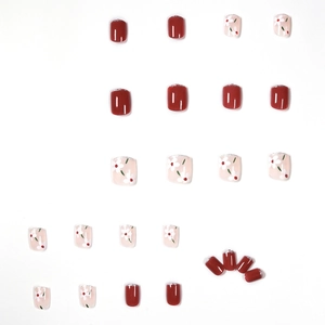 Faux ongles à fleurs, tons bordeaux et motifs marguerites sur fond blanc épuré