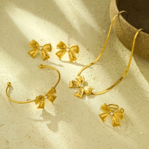 Set di gioielli in acciaio inossidabile dorato con collana, orecchini e bracciale