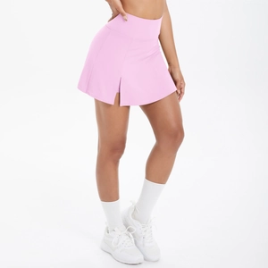 Vista dettagliata della gonna pantalone sportiva rosa a vita alta con spacco laterale