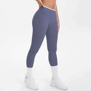 Détail du legging de yoga taille haute croisée avec liseré contrasté blanc en bleu gris