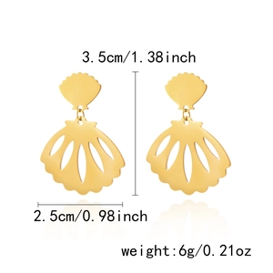 Detailed view of golden shell earrings with size dimensions 3.5cm height and 6g weight
