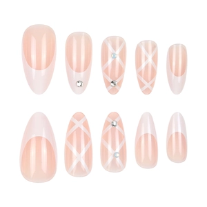 Faux ongles amande avec pointes françaises blanches et détails de strass scintillants