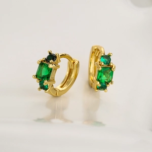 Orecchini a cerchio Huggie placcati oro 18K con pietre di zircone verde smeraldo