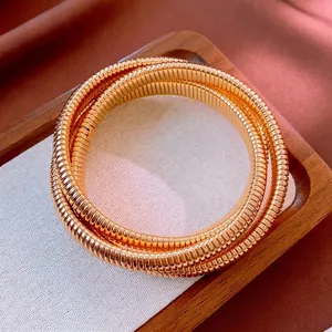 Bracelet enroulé à trois couches en or de luxe avec texture côtelée style rétro chic
