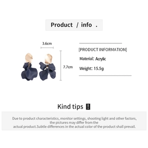 Detail view of dark blue acrylic flower earrings with 7.7cm height and dimensions info
