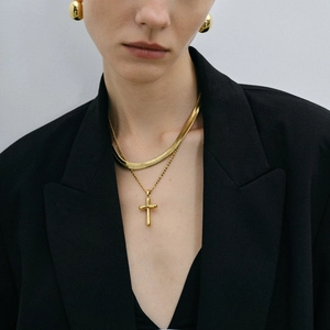 Collier doré à plusieurs rangs avec pendentif croix et boucles d'oreilles assorties