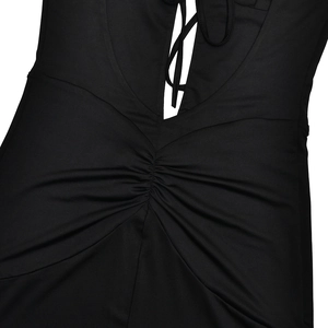 Détail du décolleté en V profond avec cordons et fronces sur la robe d'été noire