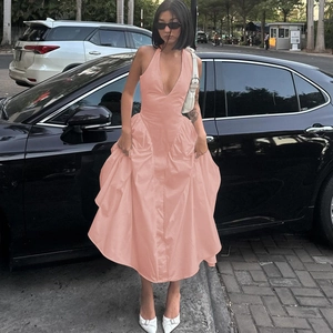 Detail von rosa Neckholder-Kleid mit tiefem V-Ausschnitt und ausgestelltem Saum