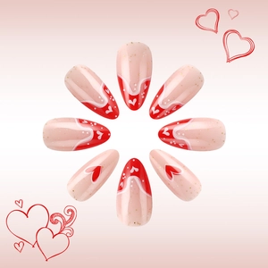 Unghie finte a mandorla lucide rosa nude e rosso con cuori decorativi e glitter