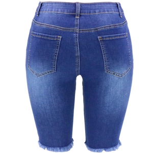 Détail du short en jean bleu avec poches arrière et ourlets effilochés pour un look moderne