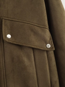 Dettaglio della tasca con patta in pelle scamosciata con bottoni in metallo argento