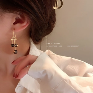 Boucles d'oreilles cœur dorées avec perles noires facettées et long design de gland