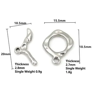 Détail du fermoir à bascule en acier inoxydable au design fluide avec dimensions précises