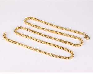 Detailweergave van de gepolijste gouden box-ketting met stevige karabijnsluiting