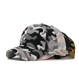 Detail von vier Camouflage-Strickmützen in verschiedenen Farben und Texturen