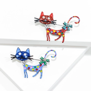 Broches chat de dessin animé en rouge et bleu avec des points colorés pour femmes