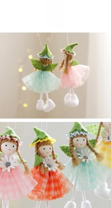 Dettaglio di bambola fata ornamentale con gonna in tulle e margherita per decori primaverili